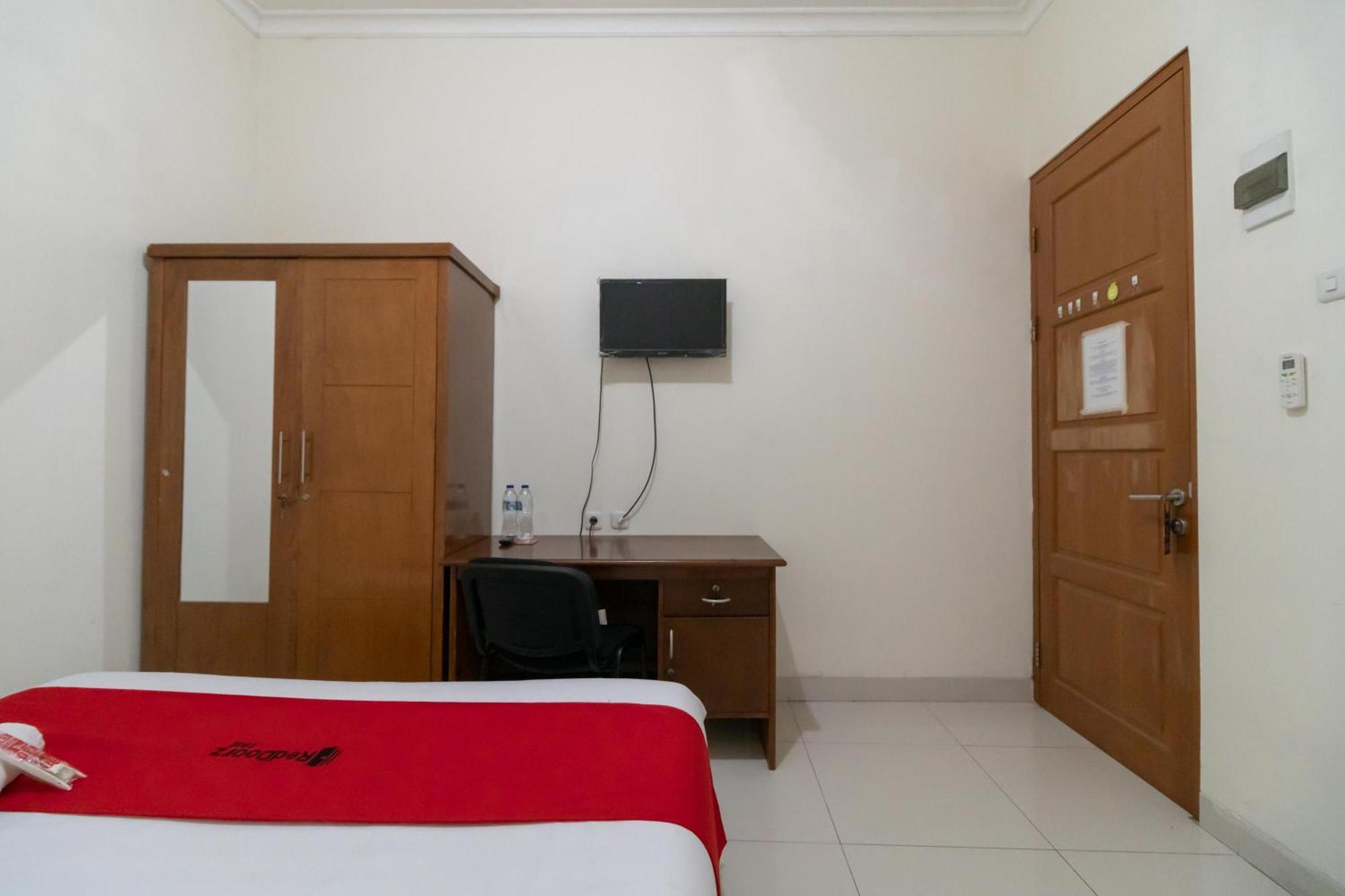 Reddoorz Near Universitas Esa Unggul Bekasi Harapan Indah Hotel Exterior foto